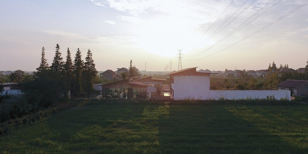 江蘇深深?深宅住宅設(shè)計項目基地位于中國江南地區(qū)，建筑師通過空間的轉(zhuǎn)折和遞進來拉長了流線、視線和時間，最終空間序列形成一種深宅深園的結(jié)果。巨大的懸挑屋頂，使得建筑的邊界同庭院融為一體。