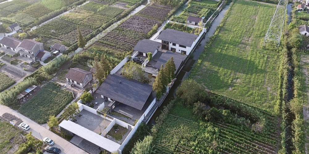 江蘇深深?深宅住宅設(shè)計項目基地位于中國江南地區(qū)，建筑師通過空間的轉(zhuǎn)折和遞進來拉長了流線、視線和時間，最終空間序列形成一種深宅深園的結(jié)果。巨大的懸挑屋頂，使得建筑的邊界同庭院融為一體。