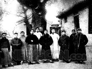 1920年1月毛澤東在陶然亭慈悲庵與部分“復學社”成員合影。