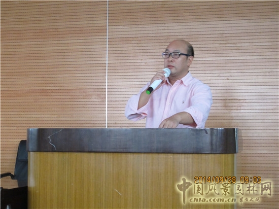 四川農(nóng)業(yè)大學(xué)風(fēng)景園林學(xué)院院長(zhǎng)陳其兵教授主持講壇
